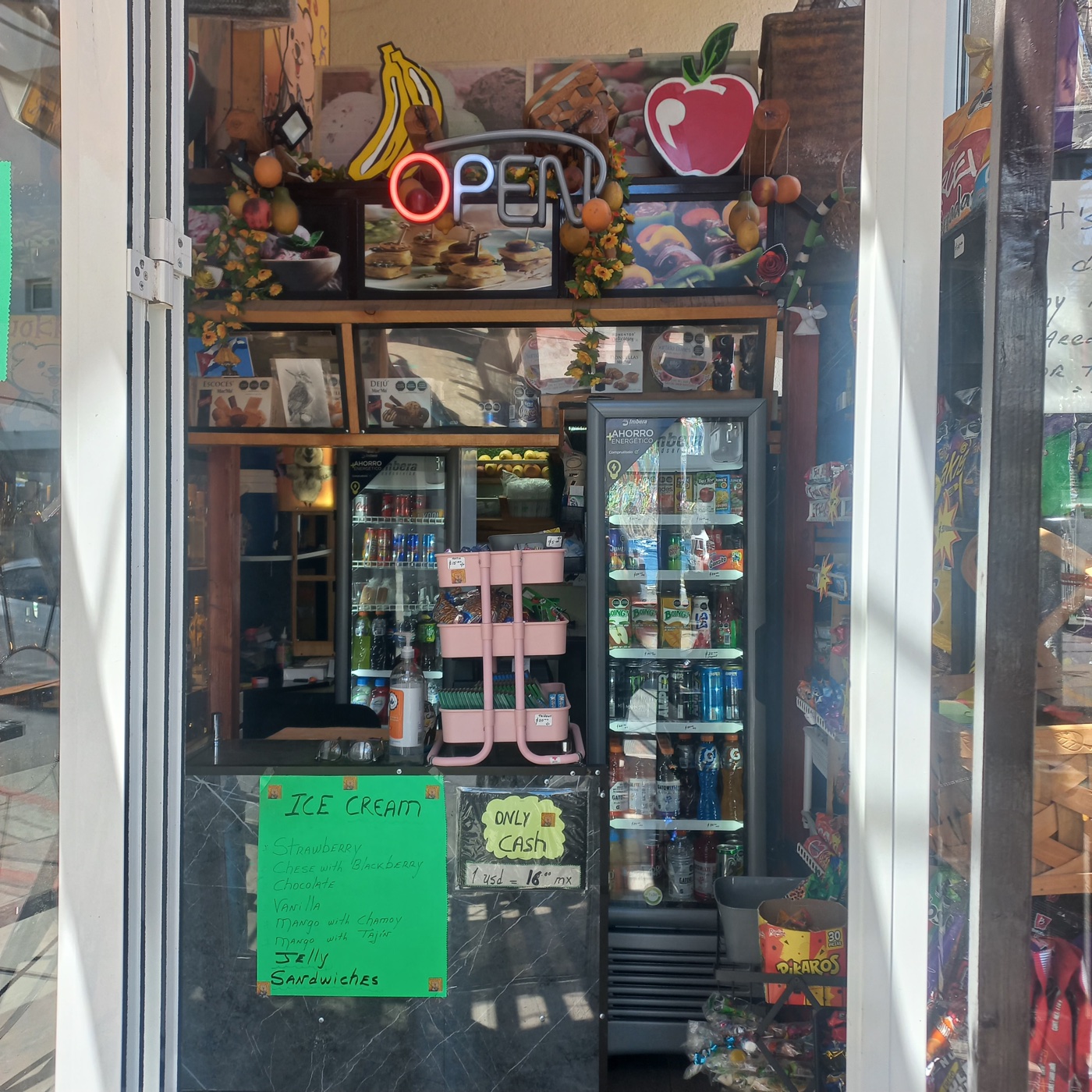 Vitrina del local con letrero OPEN y menú de helados