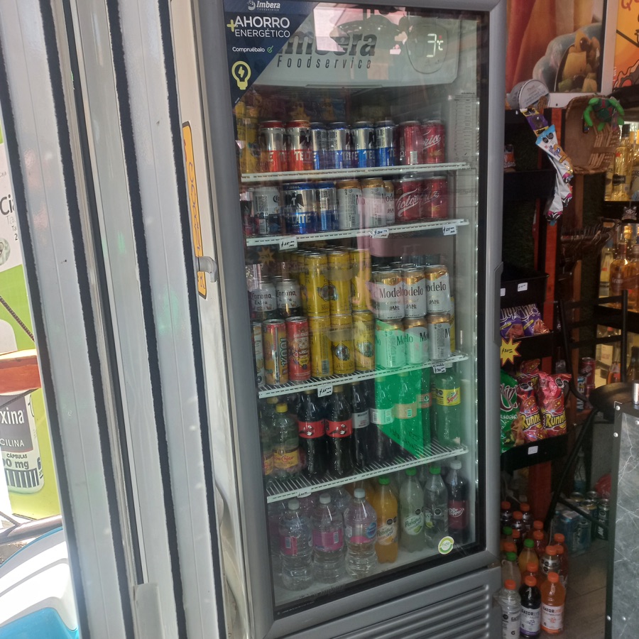 Refrigerador con variedad de bebidas frías: cervezas, sodas y energizantes